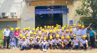 PHU MY Secondary school students sightseeing VTS TECHNOLOGY JSC: Lessons that come from out of books
